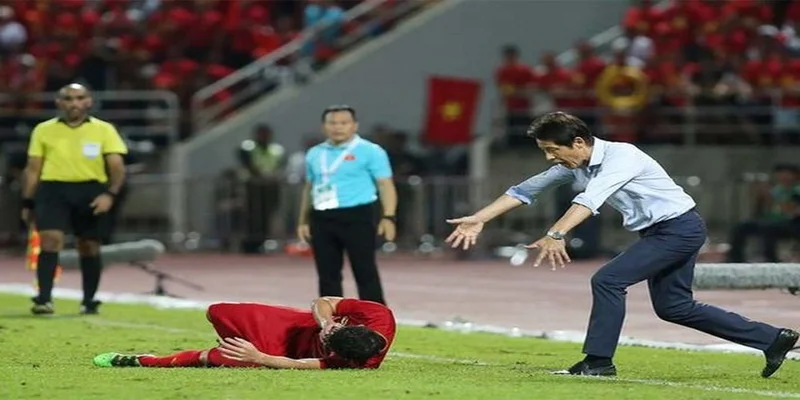 Những pha múa quạt kinh điển của các HLV hài hước